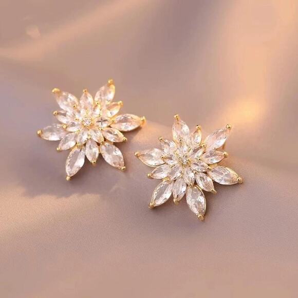 Adorable gold and white ice flower - Picture 2 of 4